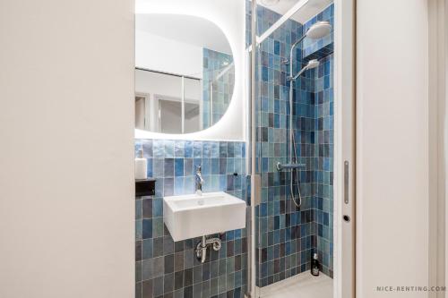 une salle de bain avec un lavabo et un miroir dans l'établissement Nice Renting - NEUVE - Luxury Triplex Old Town Massena Garibaldi - 4 BedRoom - AC, à Nice