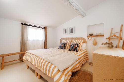 une chambre avec un lit et une fenêtre dans l'établissement Nice Renting - NEUVE - Luxury Triplex Old Town Massena Garibaldi - 4 BedRoom - AC, à Nice