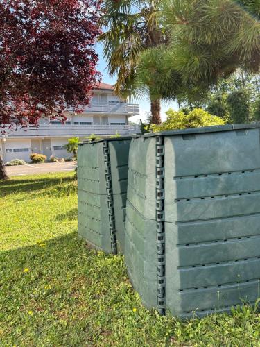 a container sitting in the grass in a yard at Campanile NATURE - Cahors in Cahors