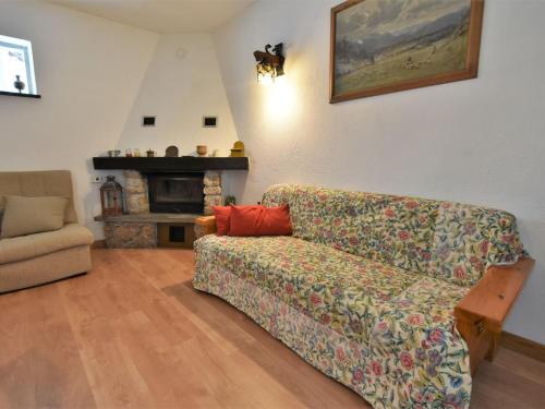 ein Wohnzimmer mit einem Sofa und einem Kamin in der Unterkunft Apartment Isola di Madesimo Apartments-2 by Interhome in Isola