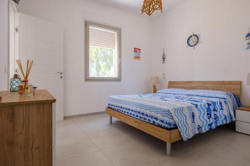 - une chambre blanche avec un lit et une fenêtre dans l'établissement Villa Chiara, à Lecce