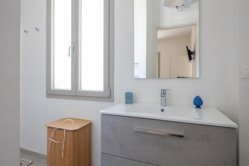 La salle de bains est pourvue d'un lavabo et d'un miroir. dans l'établissement Villa Chiara, à Lecce