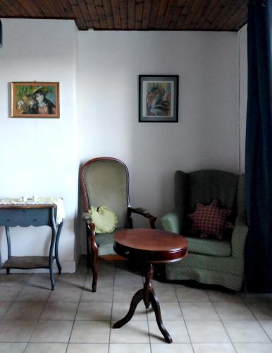 - un salon avec une table et une chaise dans l'établissement Le grenier d'Emma, à Langeac