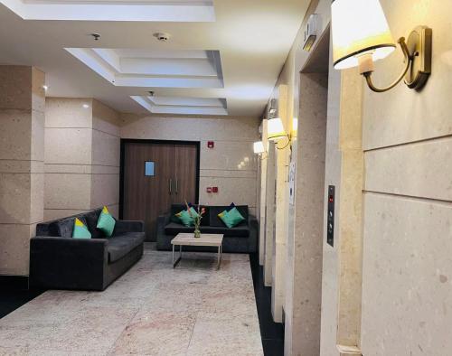 un vestíbulo con sofás y una mesa en una habitación en AVR HOTELS 1 BHK Rooms sapphire Mall 83 Manesr en Gurgaon