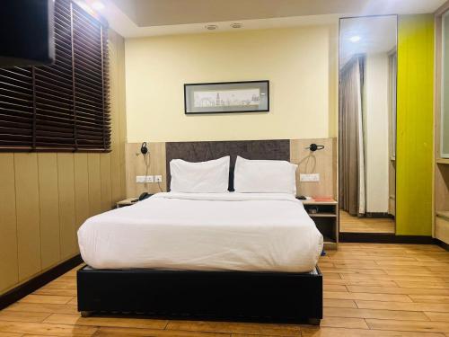 1 dormitorio con 1 cama grande y TV en AVR HOTELS 1 BHK Rooms sapphire Mall 83 Manesr en Gurgaon