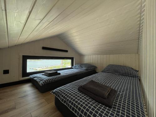 Postel nebo postele na pokoji v ubytování Tiny House - Osada Wilkasy