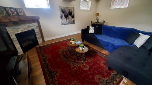 uma sala de estar com um sofá azul e uma lareira em Spacious Guest Suite em Hamilton