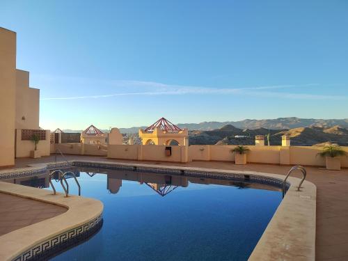 een zwembad in een resort met bergen op de achtergrond bij Residencial Villa Marina CC1 in Águilas