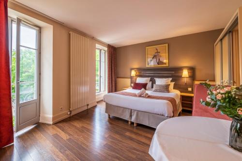 Una cama o camas en una habitación de HOTEL CERISE - LES SOURCES Luxeuil-les-Bains