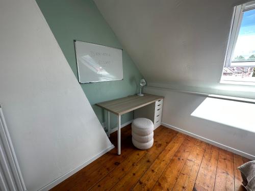 um quarto no sótão com uma secretária e uma janela em Amiénoise 5 chambres proche Centre Ville em Amiens