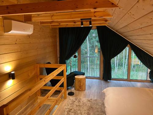 KrasneにあるKrasne Residence & SPA - STREFA CISZYの二段ベッド付きのログキャビン内のベッドルーム1室