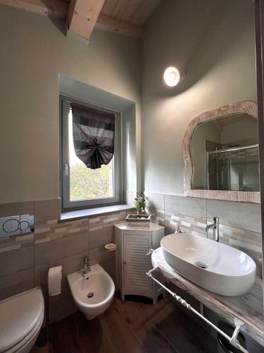 a bathroom with a sink and a tub and a toilet at Il Paradiso di Pietra in Filetto