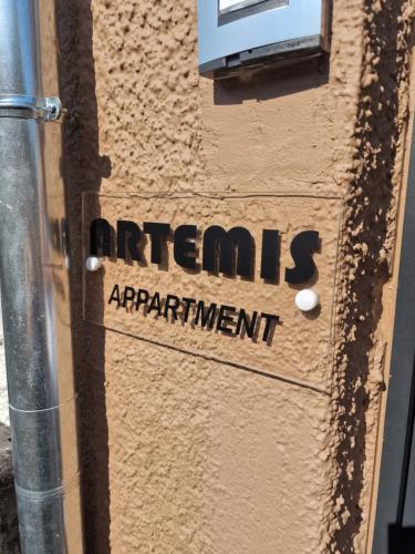 artemis apartmentに飾ってある許可証、賞状、看板またはその他の書類