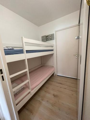 サン・シル・シュル・メールにあるSaint Cyr-sur-mer la Madrague les AÏgues Marinesの二段ベッド2組とはしごが備わる客室です。