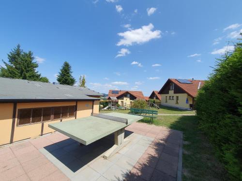 a picnic table in a yard next to a house at Feriendorf Fuchsberg in Schirgiswalde