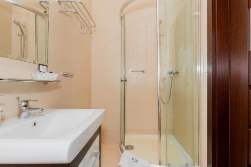 a bathroom with a shower and a sink at Villa Baltic Dream in Międzyzdroje