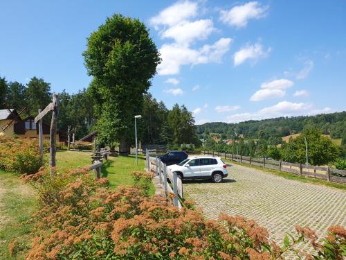 a car parked in a parking lot next to a fence at Feriendorf Fuchsberg in Schirgiswalde
