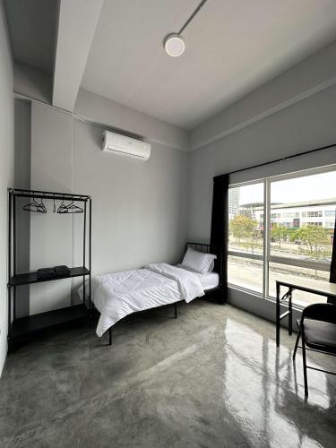 1 dormitorio con cama y ventana grande en Be Right Back Homestay en Bukit Mertajam