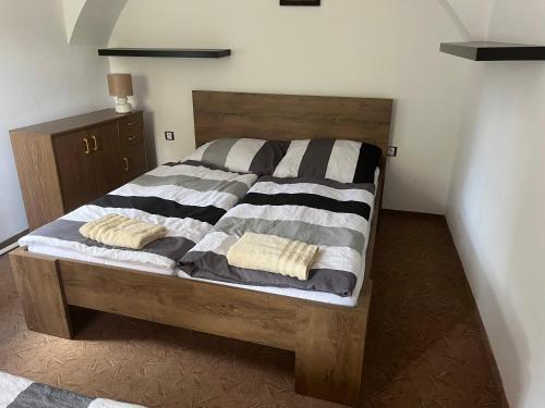 um quarto com uma cama com duas almofadas em Apartmán Eliška em Kuks