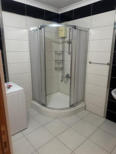een douchecabine in een badkamer met een wastafel bij AK CENTER 1+1 Daire in Yomra