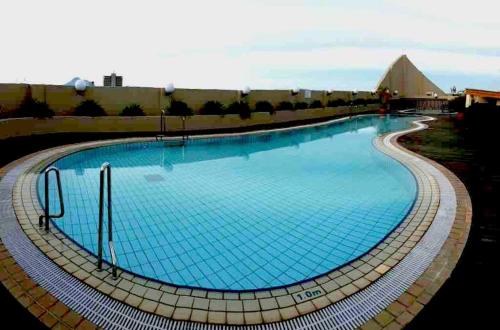 古晉的住宿－Riverbank suites level 12，蓝色海水大型游泳池
