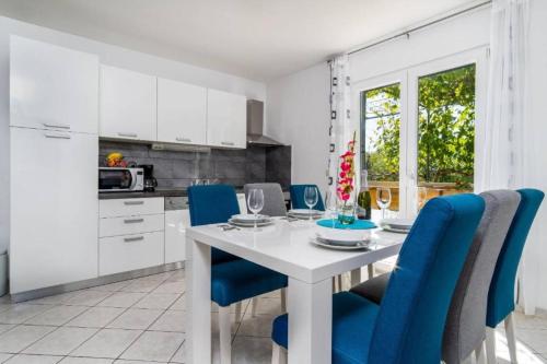 Dapur atau dapur kecil di Holiday Home Mendula