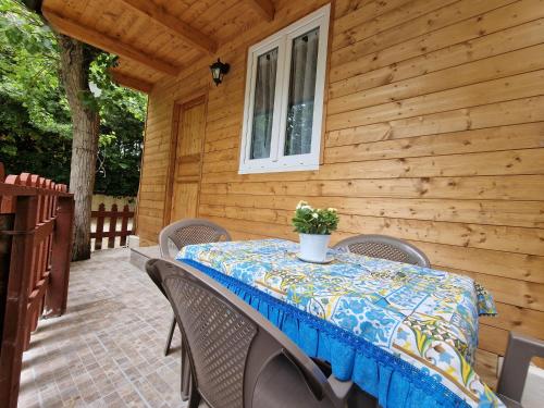 una mesa y sillas en el patio de una cabaña en Camping Onda Azzurra en Ortona