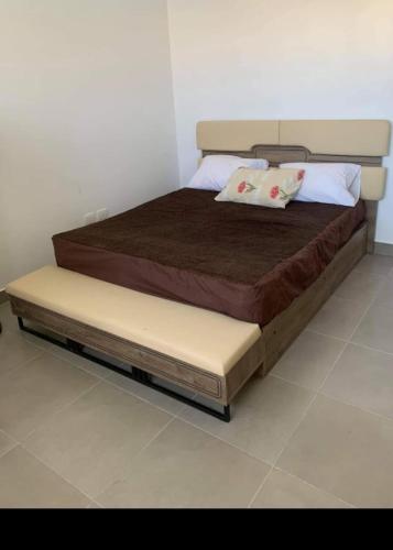 Un pat sau paturi într-o cameră la Amwaj north Coast