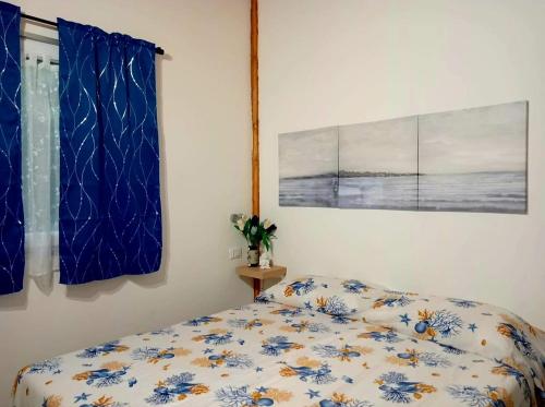 1 dormitorio con 1 cama con colcha de flores en Camping Onda Azzurra, en Ortona