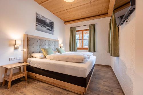 sypialnia z dużym łóżkiem w pokoju w obiekcie Premium Tauernstyle Golling w mieście Mariapfarr