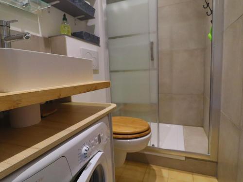 une petite salle de bain avec toilettes et douche dans l'établissement Studio cabine 25m² à Sète avec loggia, exposition est et parking sécurisé à proximité de la plage. - FR-1-472-122, à Sète