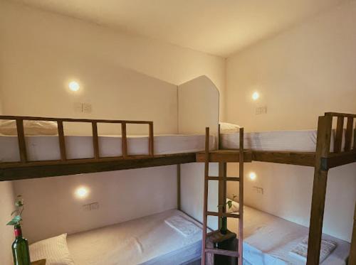 سرير بطابقين أو أسرّة بطابقين في غرفة في Waypoint Arugam Bay