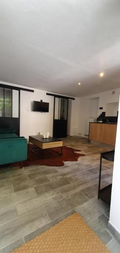 ein Wohnzimmer mit einem Sofa und einem Tisch in der Unterkunft Studio en plein cœur de la ville in Mazan