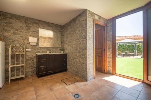 baño con lavabo y ventana grande en Habitaciones Villa Marcia Solo Adulto, en Altafulla