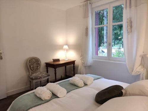 een slaapkamer met een bed, een tafel en een raam bij Gîte Moulins, 3 pièces, 4 personnes - FR-1-489-333 in Moulins