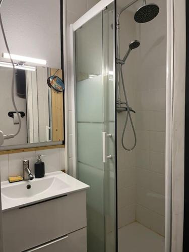 une salle de bain avec une douche en verre et un lavabo dans l'établissement Agréable Studio 3 Places à P2000 Résidence Les Myrtilles, à Bolquère-Pyrénées 2000