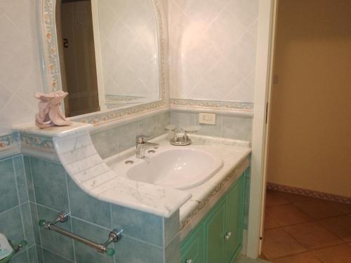ポルトパーロにあるCasamiaのバスルーム(洗面台、鏡付)