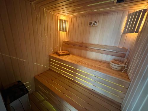uma sauna com um banco de madeira num quarto em Luxmani Hotel & Spa em Tbilisi