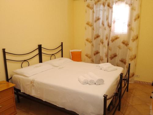 a bedroom with a bed with towels on it at Casamia in Portopalo