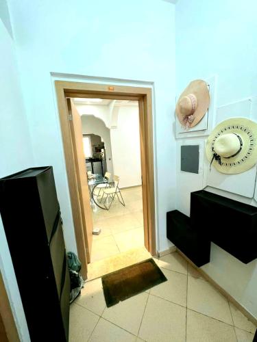 a room with a door leading into a room with a mirror at Appartement dans résidence à 2 pas de la mer et parking in Tangier