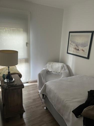 1 dormitorio con 1 cama y 1 lámpara en una mesa en OM, en Canelones