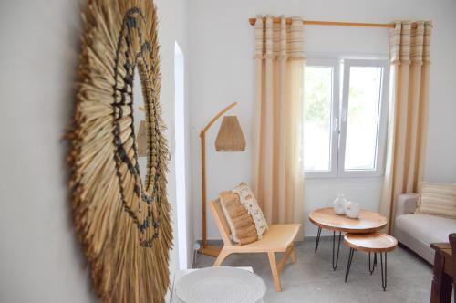 un soggiorno con divano e tavolo di Summer Residence a Provatas