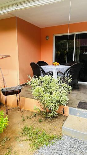 Taman di luar Alha Villa