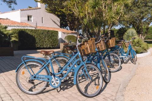 a row of blue bikes parked next to each other at Fleur de Sel in Noirmoutier-en-l'lle