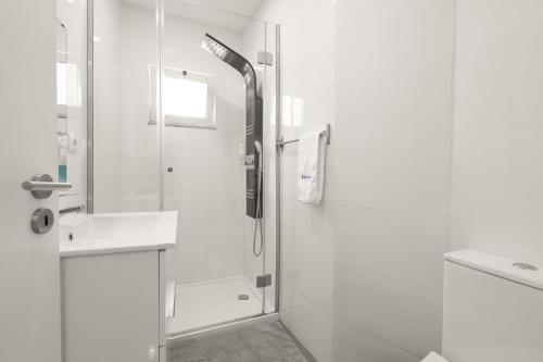 Ένα μπάνιο στο Host Wise - Spacious Noble Apartaments Ace Location