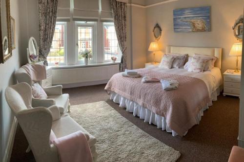 1 dormitorio con 2 camas, sillas y ventana en Fab seaside pad (1), en Southport