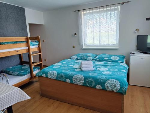 - une chambre avec un lit et des lits superposés dans l'établissement Rekreačný dom Railip, à Trávnica