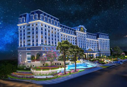 MerPerle Dalat Hotel في دالات: تقديم فندق كبير بالليل