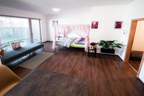 Habitación con cama y hamaca. en GLAM apartmán Bučovice, en Bučovice
