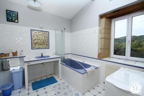 Ένα μπάνιο στο LES CHAISES LONGUES